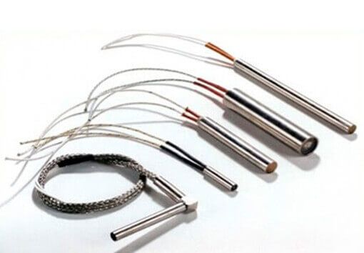 Cinco calentadores de cartucho cilíndricos de distintos tamaños con cables conectados.