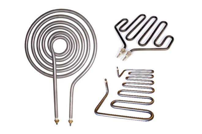 Tres elementos calefactores tubulares metálicos diferentes sobre un fondo blanco