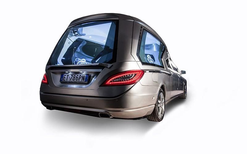 Carro funebre moderno