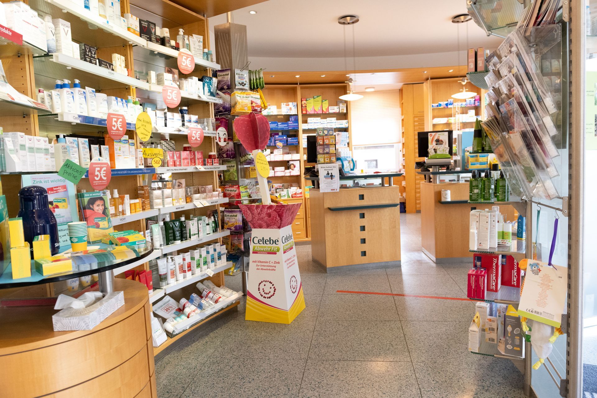 Das Innere einer Apotheke mit vielen Regalen und einem Tresen.