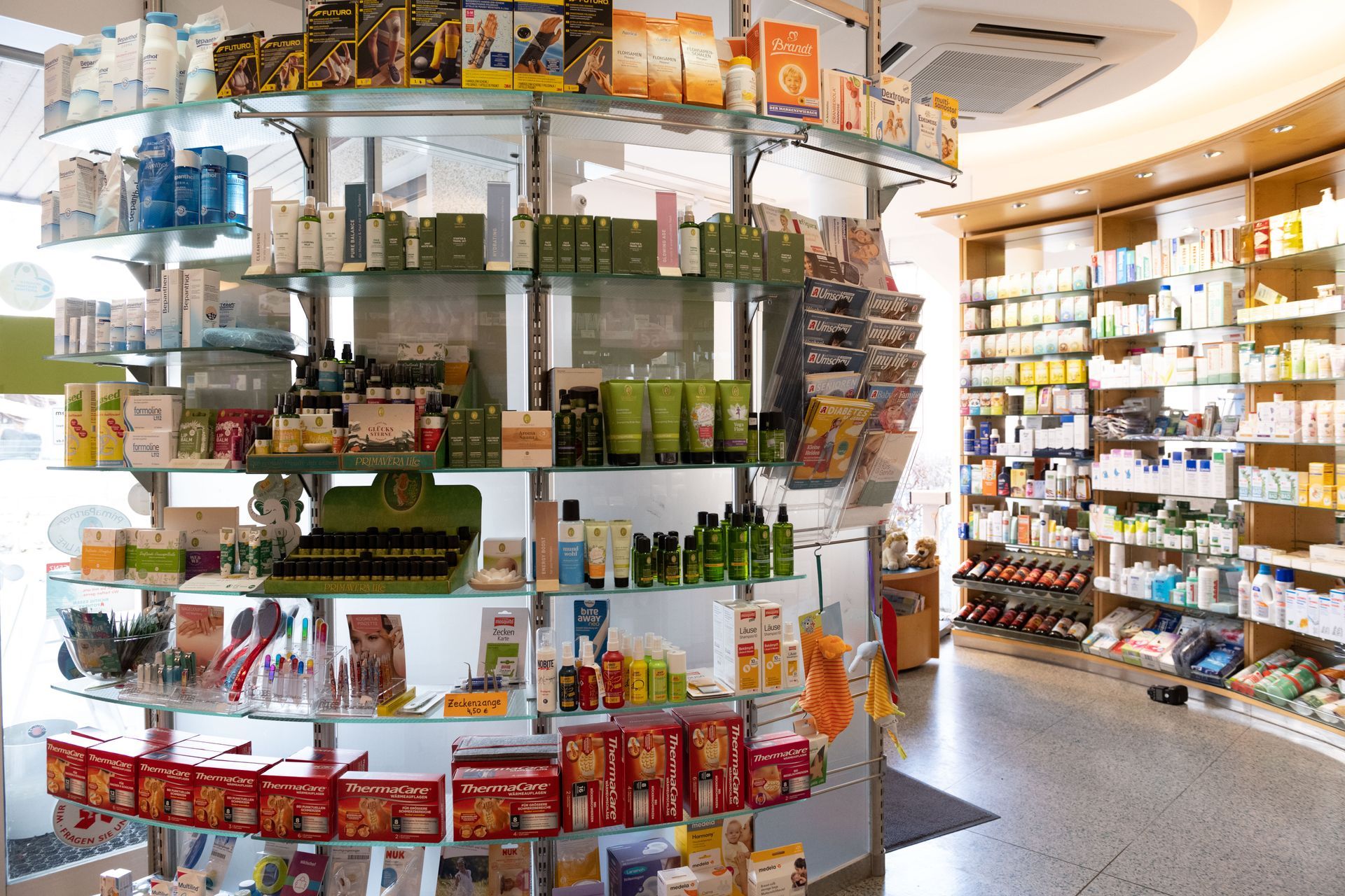 Eine Apotheke mit vielen Produkten in den Regalen