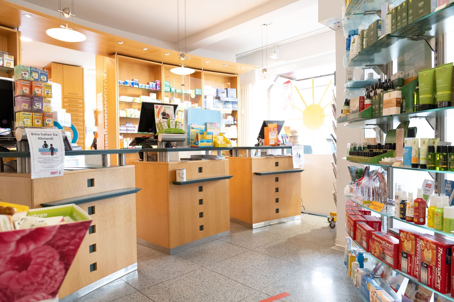 Das Innere einer Apotheke mit vielen Regalen und Theken.