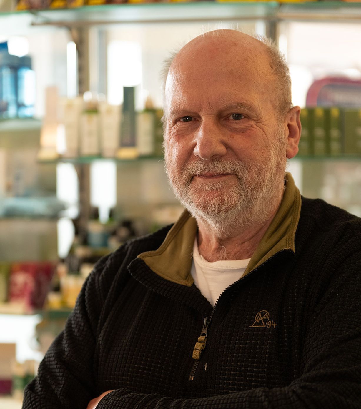 Ein kahlköpfiger Mann mit Bart und einer schwarzen Jacke