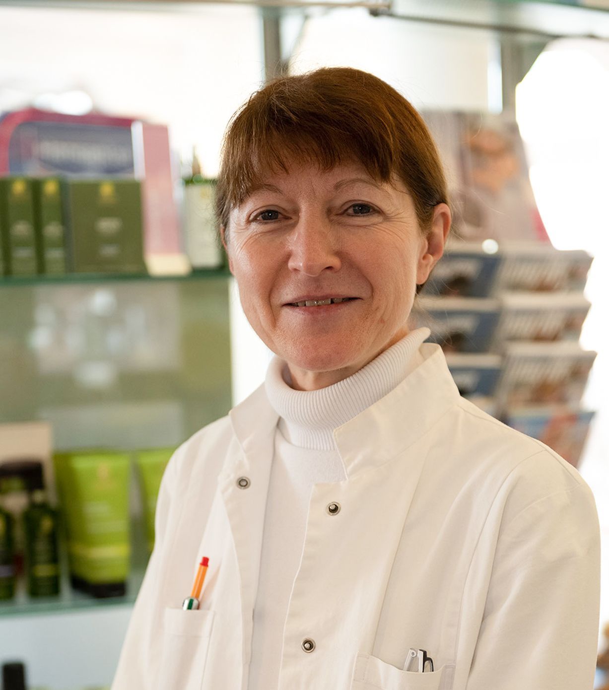 Eine Frau im weißen Kittel mit einem Stift in der Tasche