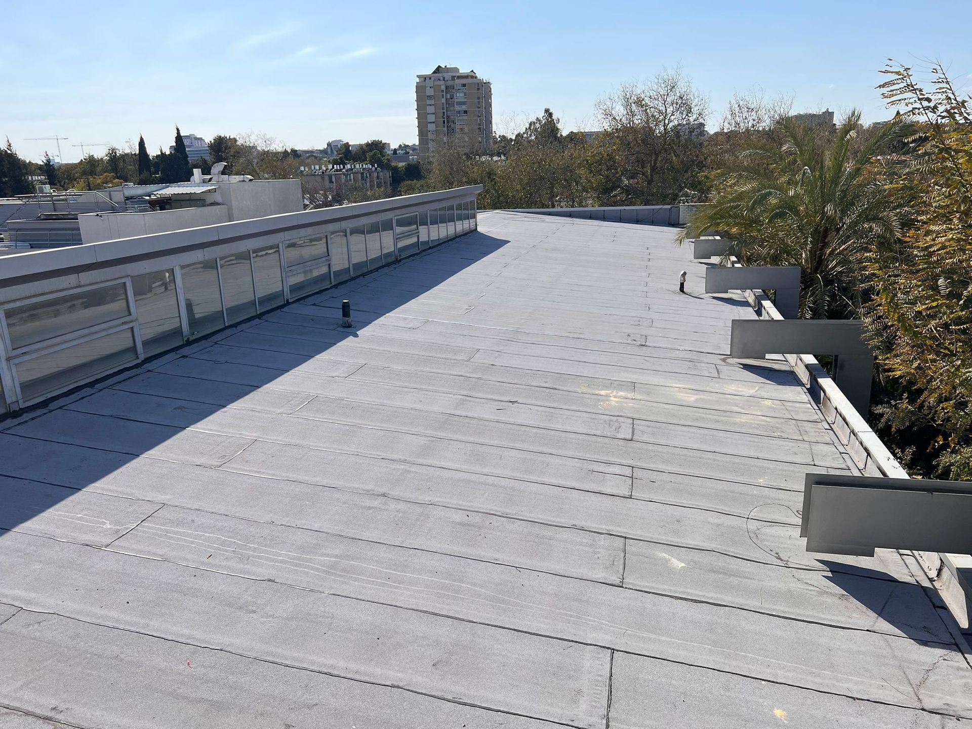 איטום גגות מרוצפים