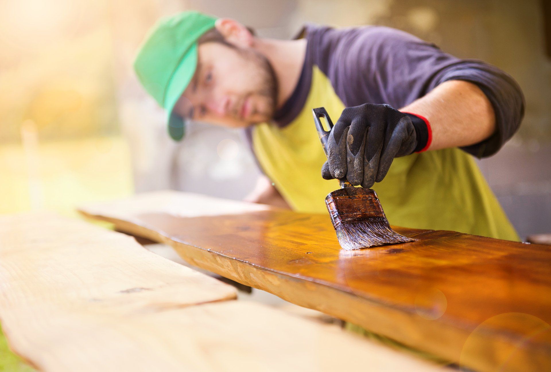 Make wood. Маляр по дереву. Непрозрачная отделка древесины. Покраска деревянных изделий. Покраска дерева в цеху.