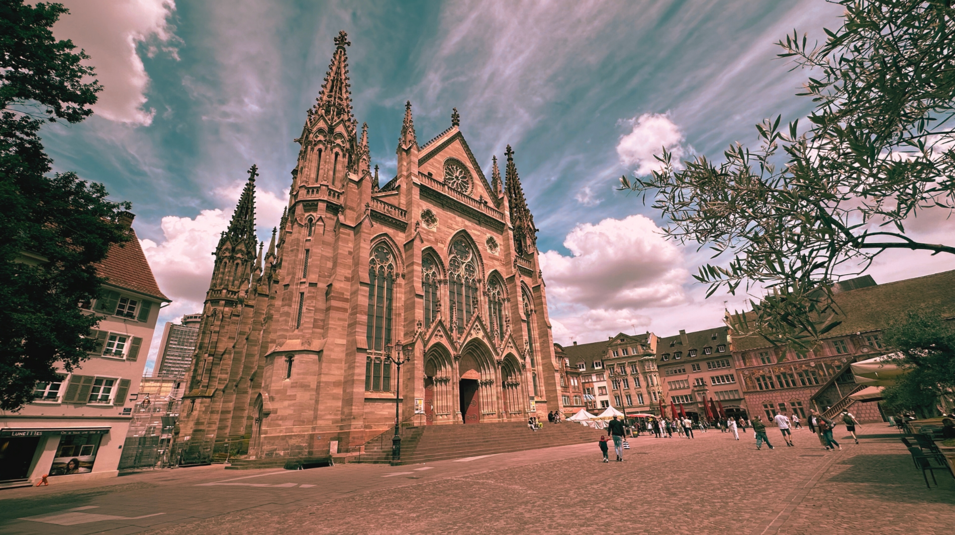 Une grande église avec un ciel bleu en arrière-plan