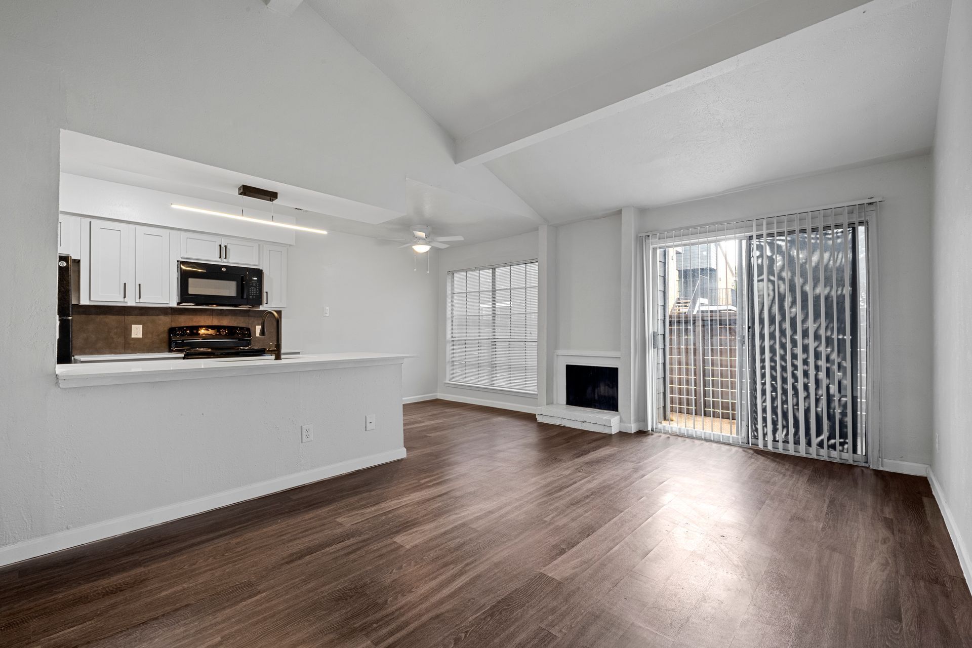 Photo showing a medium-size living room, with a fireplace and with plenty of natural light