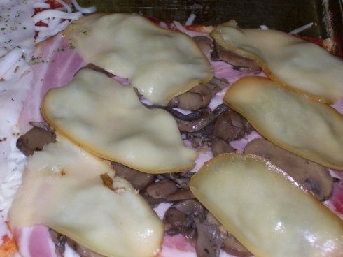 delle fette di formaggio per la farcitura della pizza