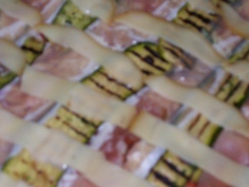 farcitura della pizza con prosciutto melanzane grigliate e fette di formaggio