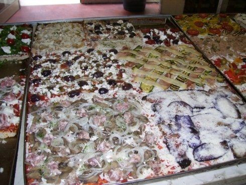 delle pizze in teglia farcite con ingredienti diversi