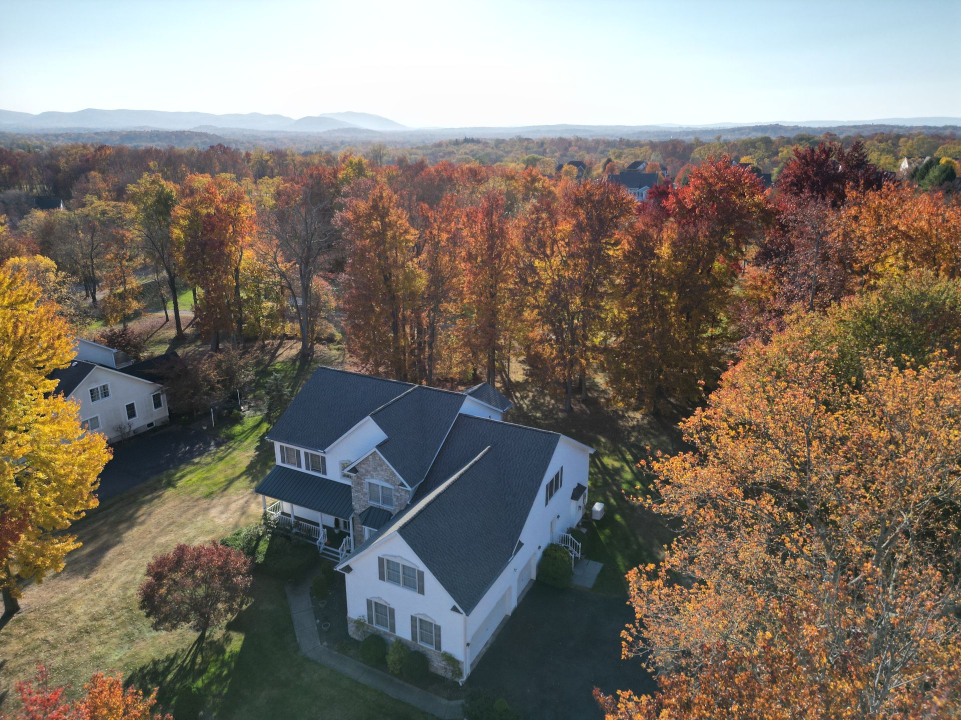 An aerial view of a house in the middle of a forest