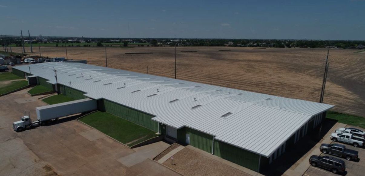 A machine is sitting on top of a wooden pallet