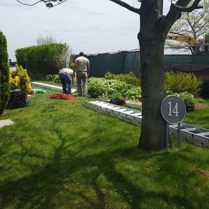 A sign that has the number 14 on it