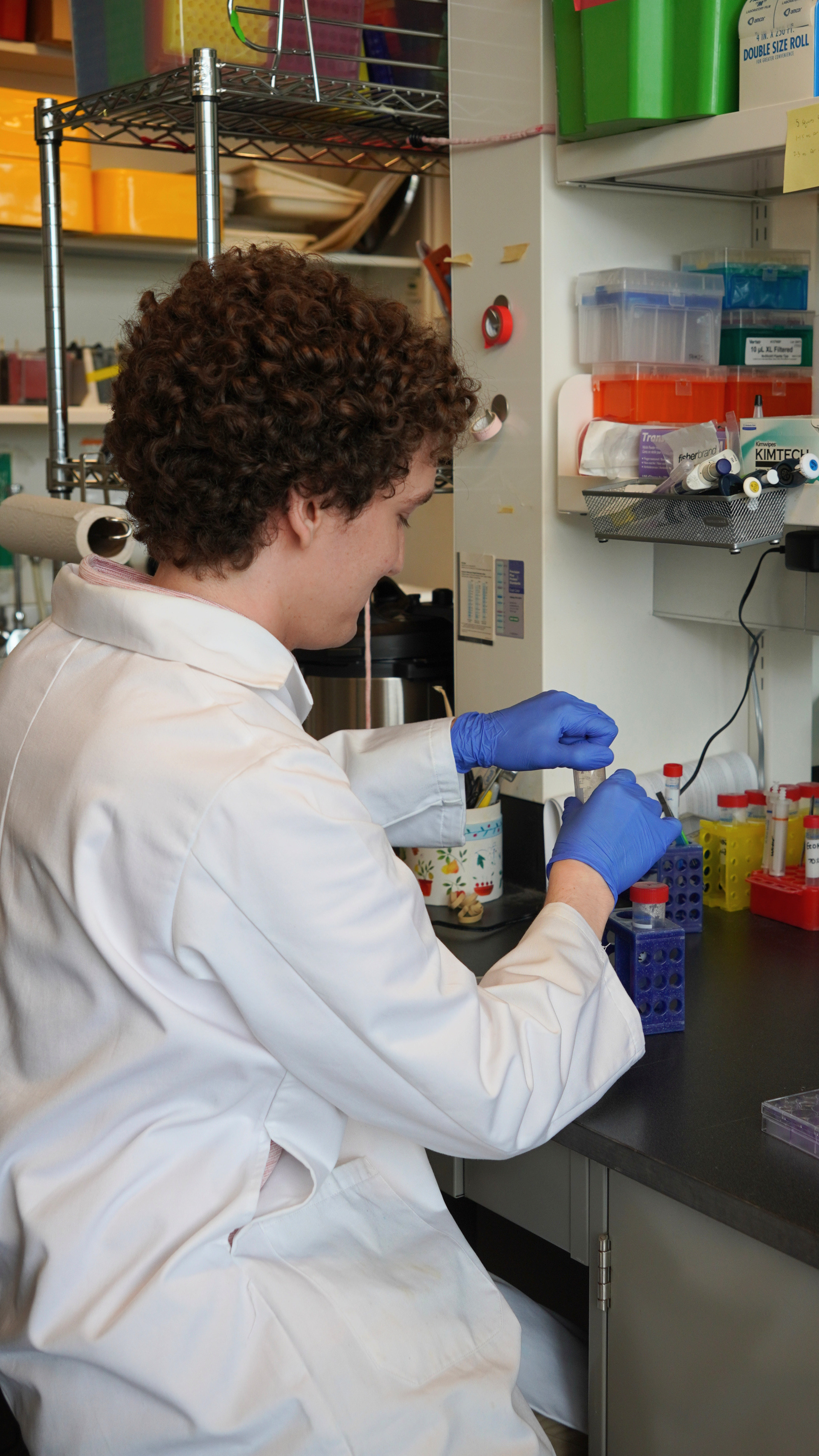 Every day, 89 Canadian women receive a life-changing breast cancer diagnosis. For Jason Topolski, a first-year MSc student in Biochemistry working among Professor Morag Park’s research team at the Rosalind & Morris Goodman Cancer Institute (GCI), that statistic is driving his research. He was awarded the CURE Foundation Scholarship in 2025, and today we highlight the impact it has on his research.