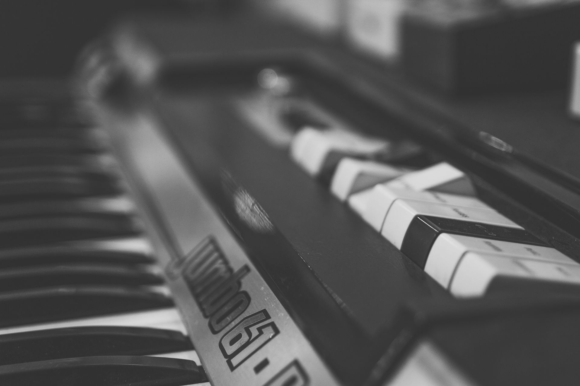 Una fotografía en blanco y negro de un teclado de piano.