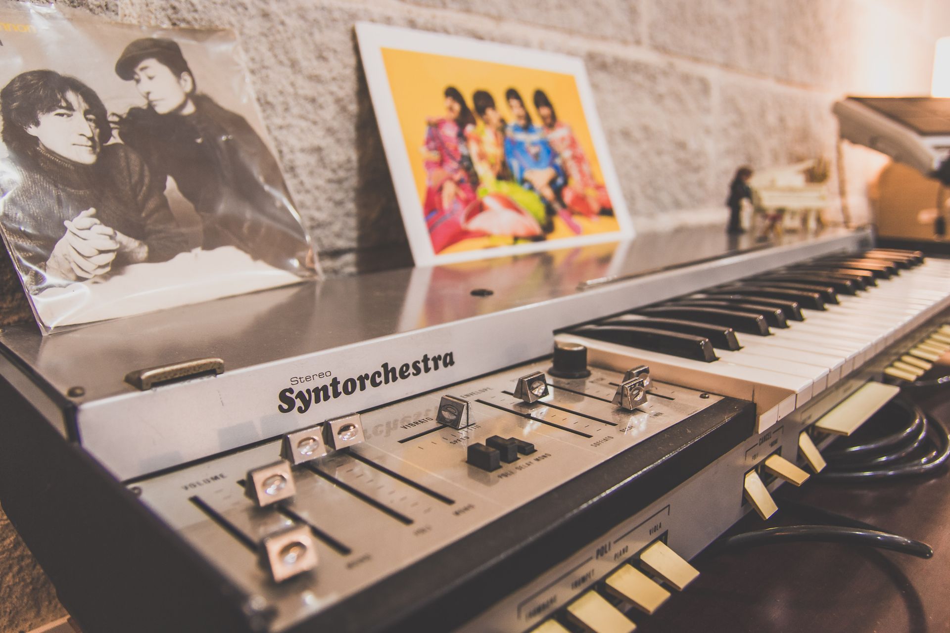 Un sintetizador está sobre una mesa al lado de una foto de una pareja.