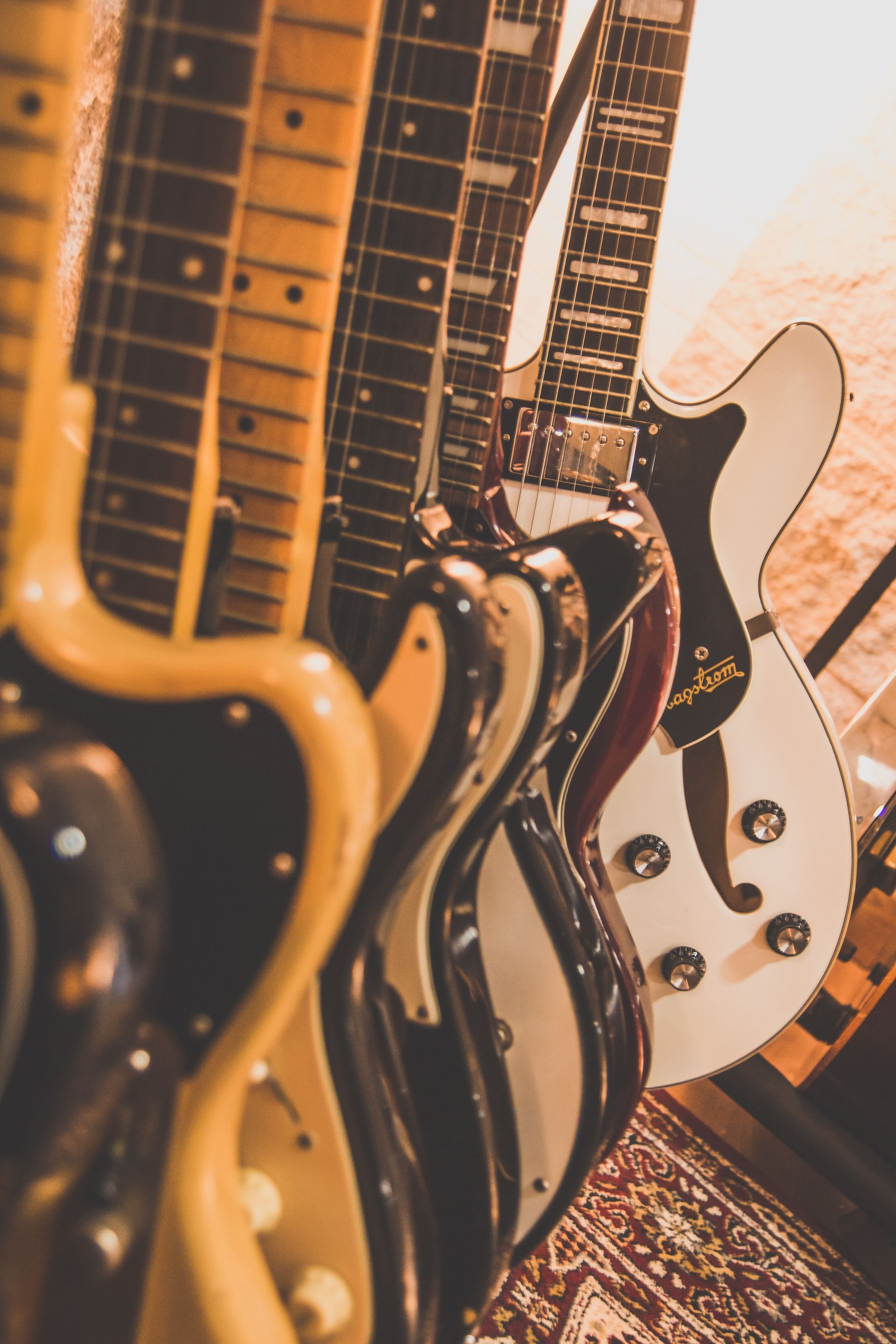Un montón de guitarras están alineadas en fila