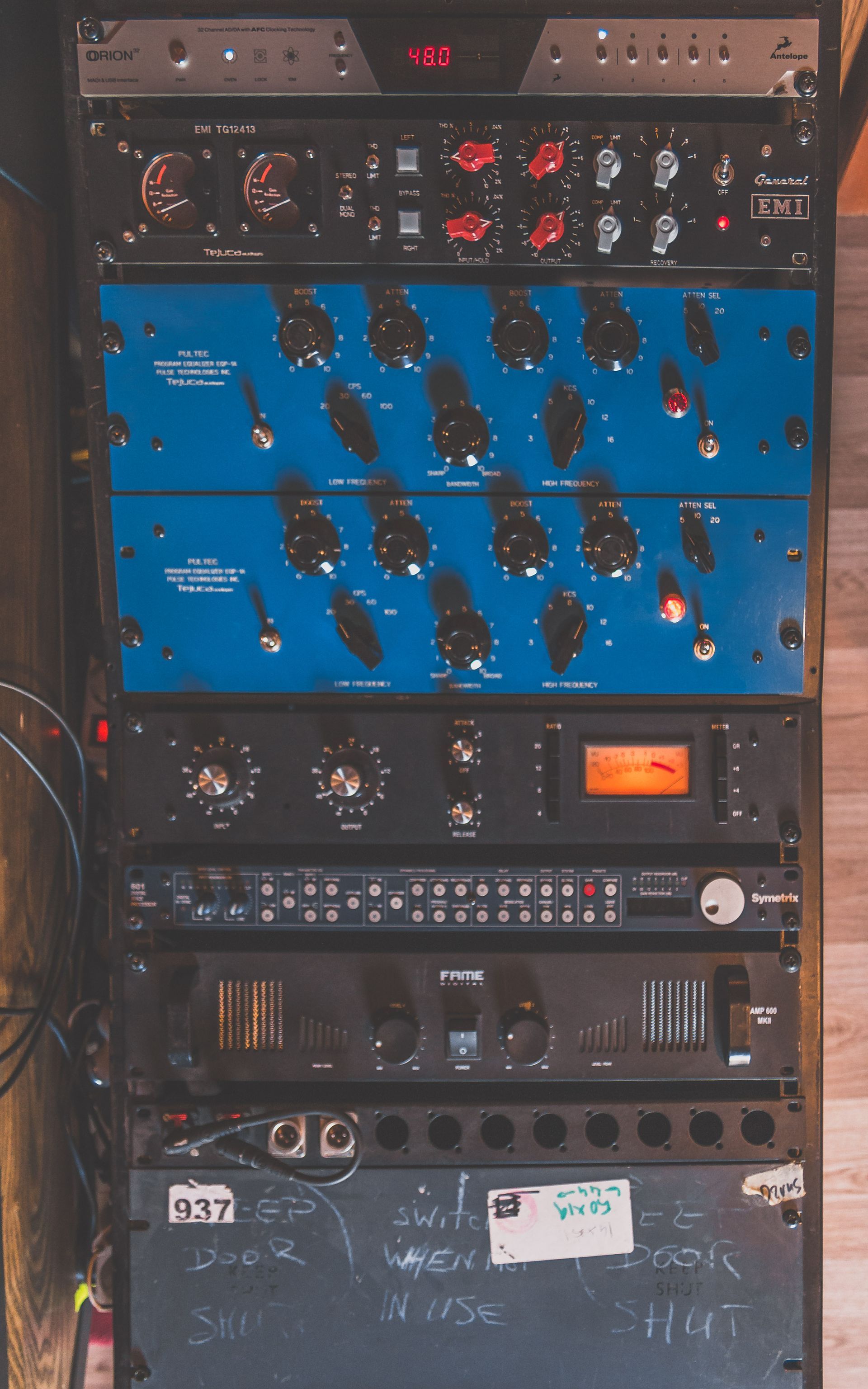 Una pila de cajas azules y negras con la palabra uc en ellas