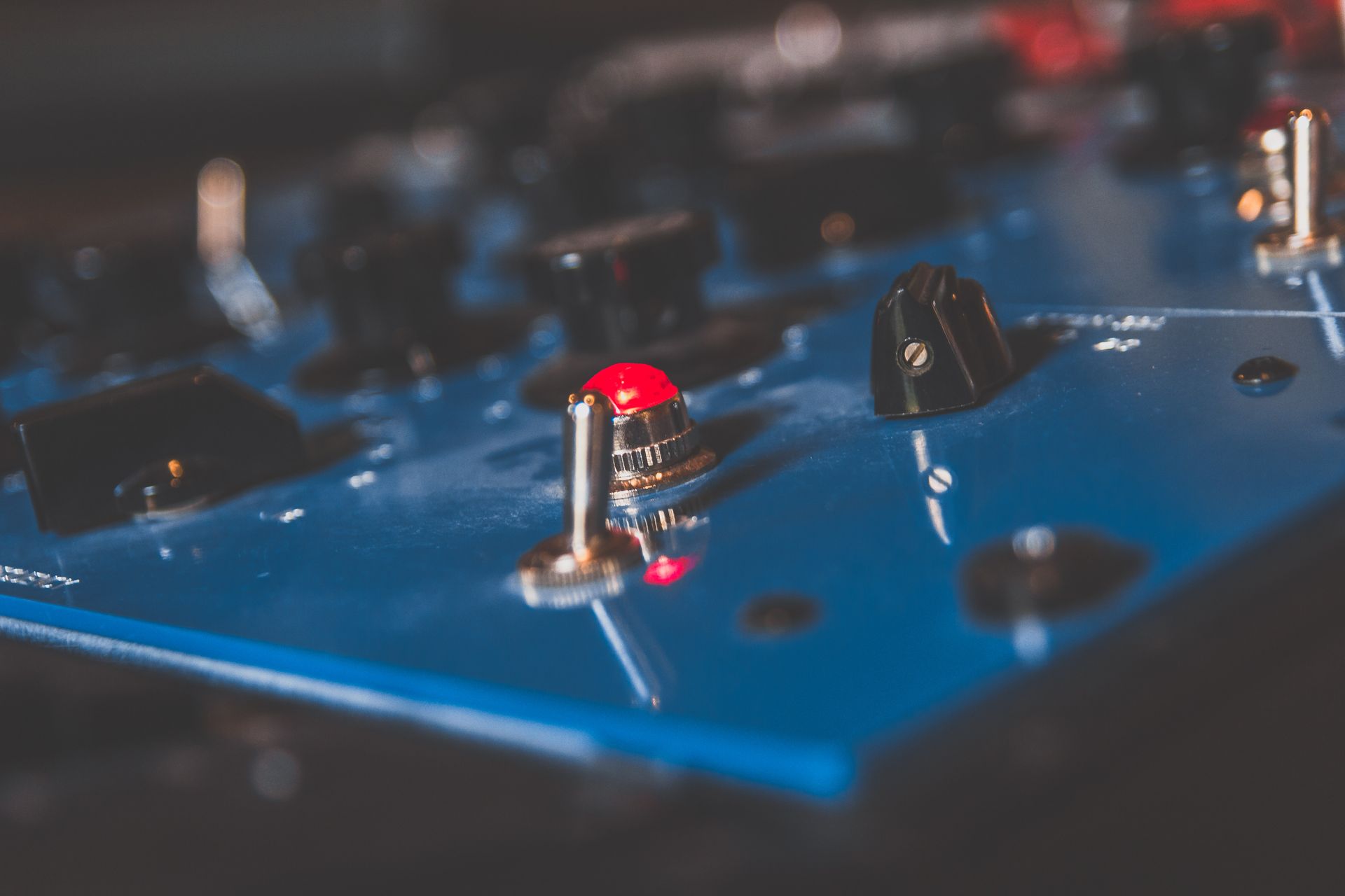 Un primer plano de un dispositivo electrónico azul con una luz roja.