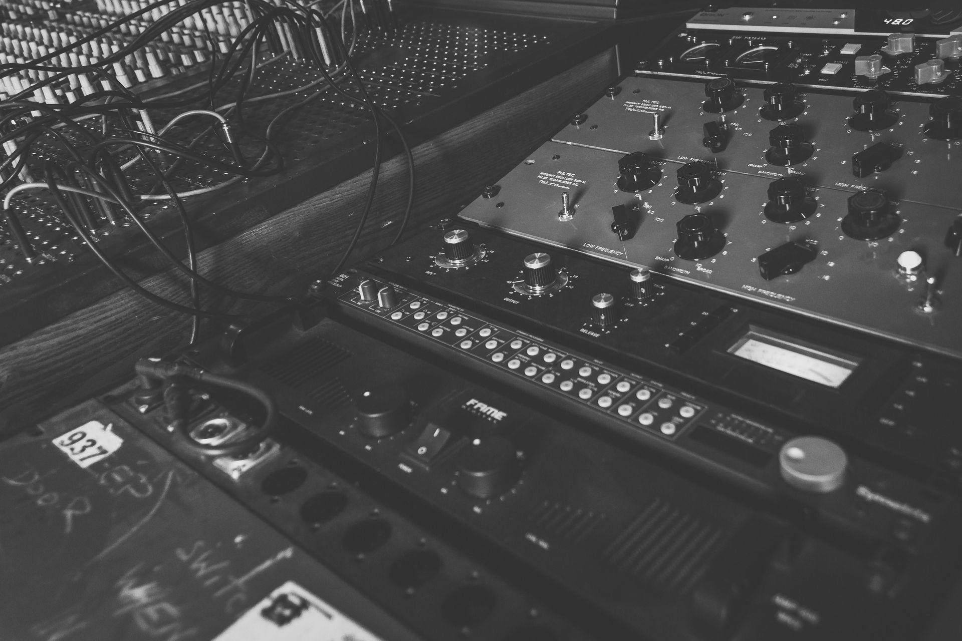 Una fotografía en blanco y negro de un montón de equipos electrónicos.