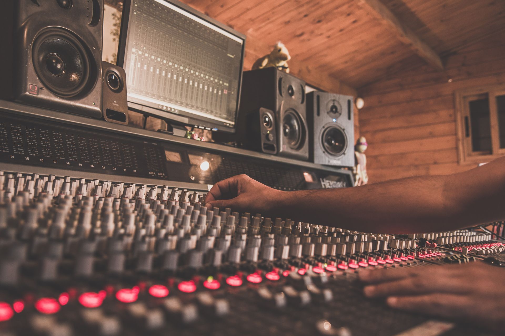 Una persona está utilizando un mezclador en un estudio de grabación.