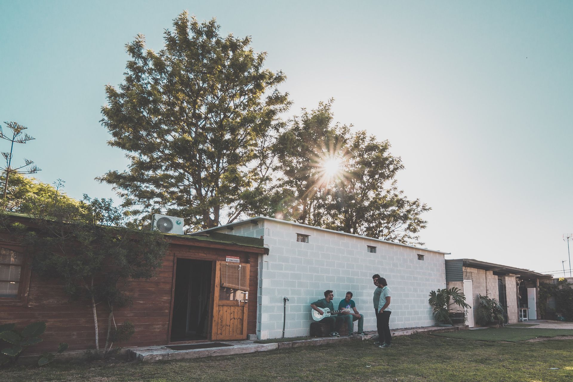 Un grupo de personas está de pie frente a un edificio.