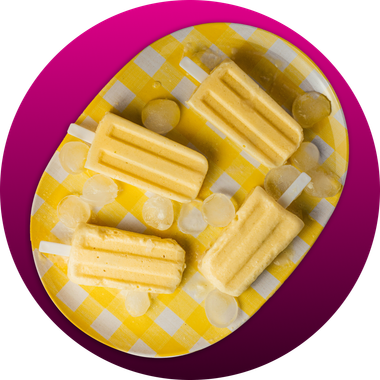 Sucettes glacées jaunes sur une assiette à carreaux jaunes avec de la glace sur un fond rose.