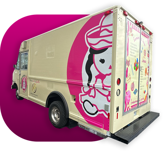 Camion de glaces, beige avec graphismes roses, vue latérale d'une fille en robe, plate-forme de chargement abaissée, portes arrière ouvertes.