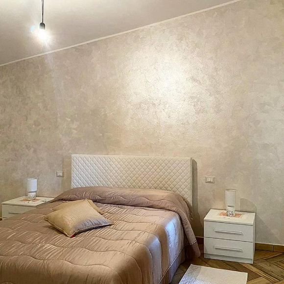 parete con idropittura dorata in una camera da letto