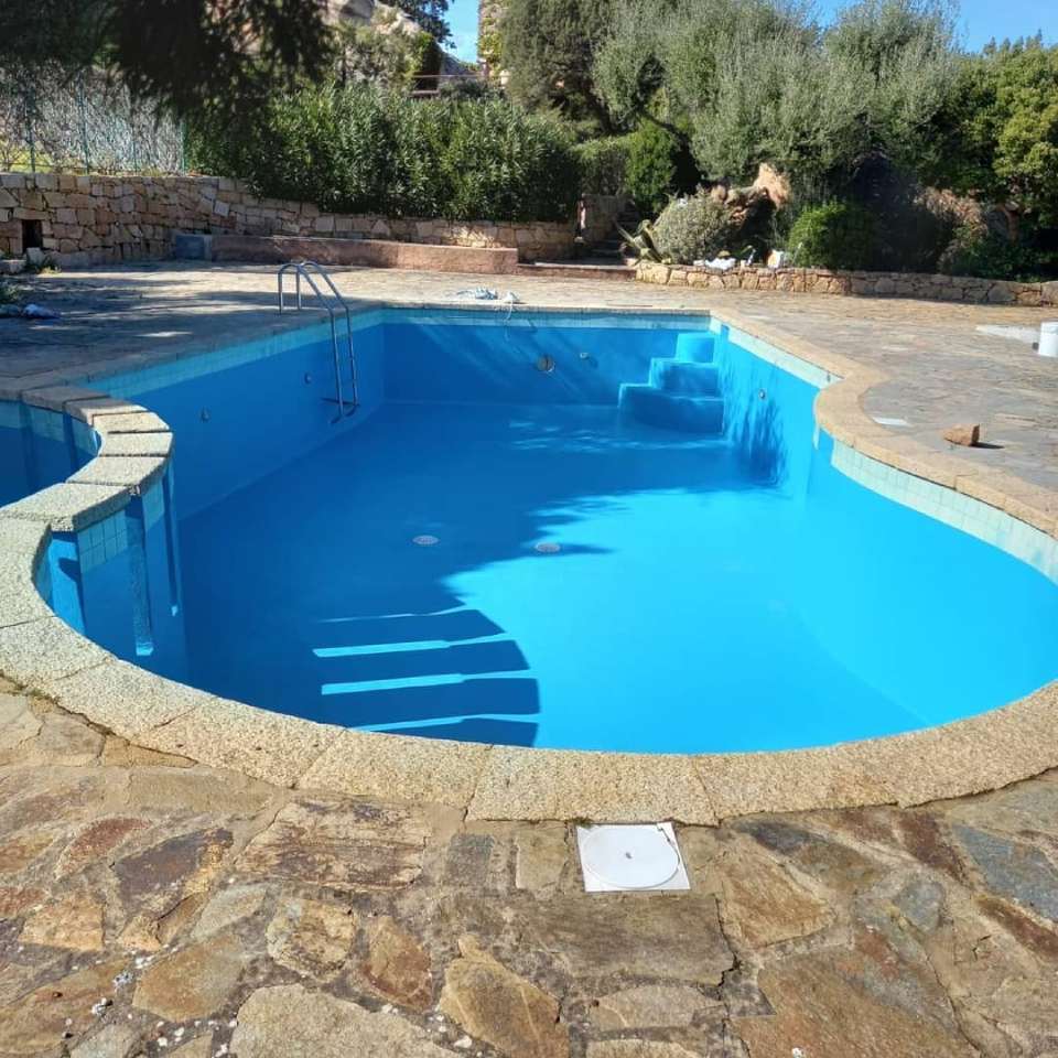 piscina con materiale impermeabilizzante