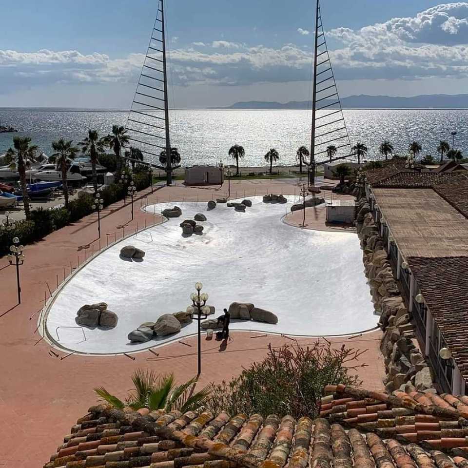 piscina con forma irregolare in una località di mare