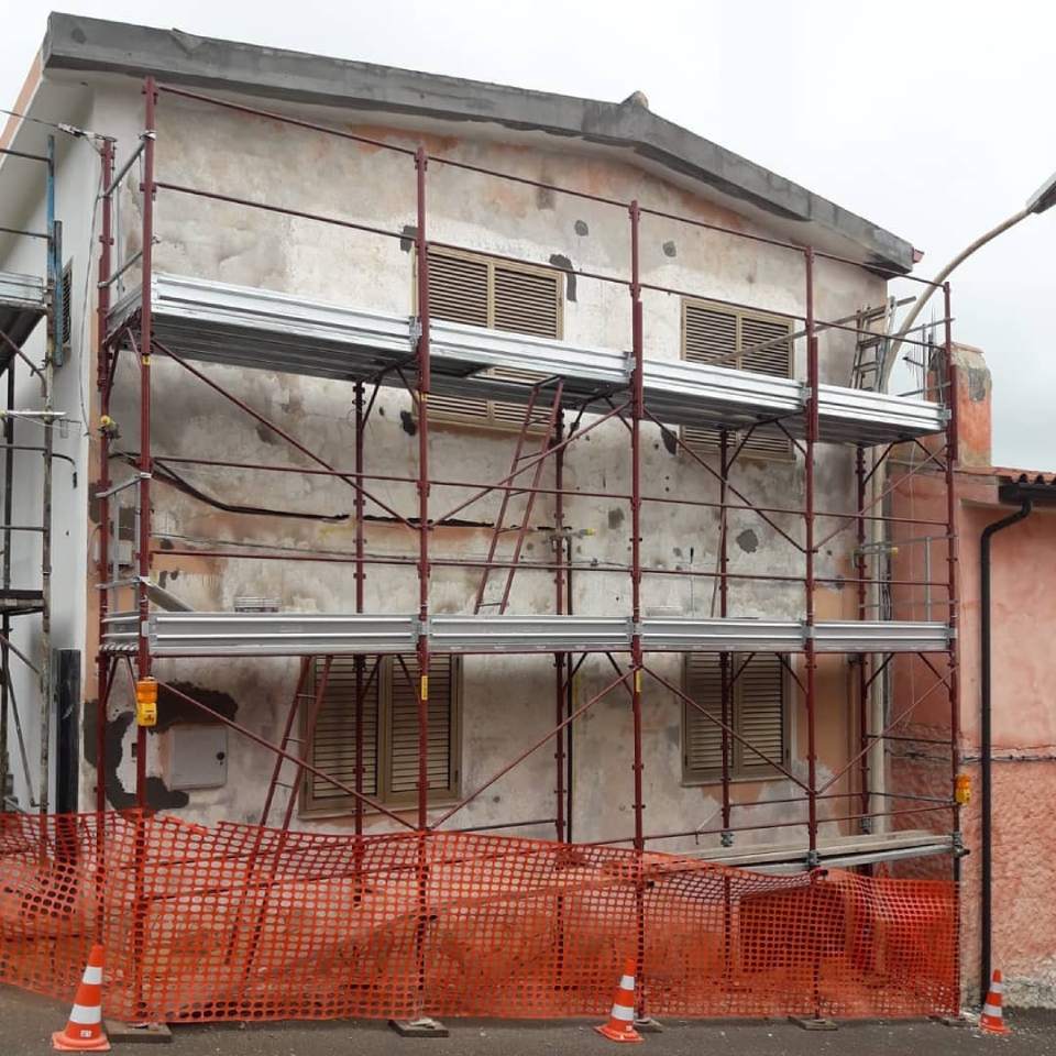 raschiatura facciata di una casa su due piani