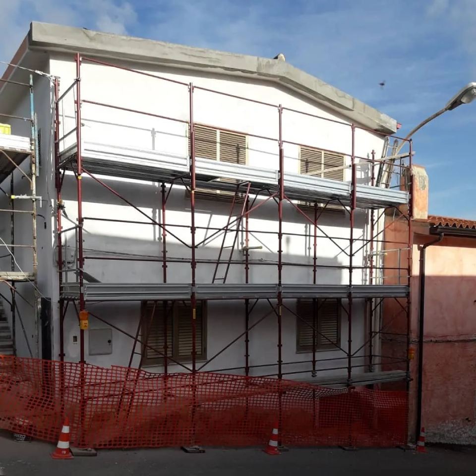 facciata di una casa su due piani con primer ruvido