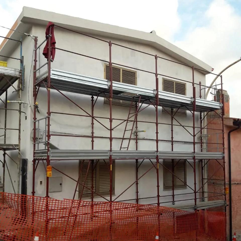 restauro della facciata di una casa su due piani