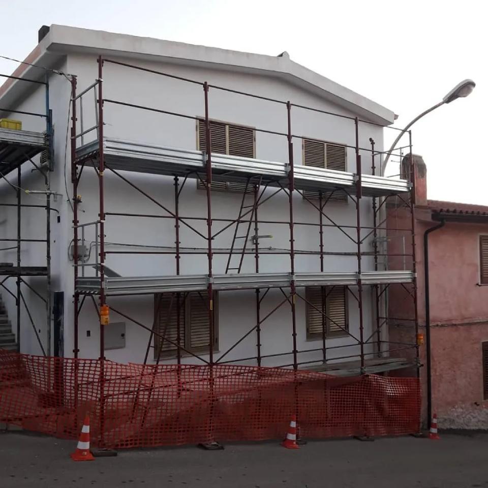 ristrutturazione della facciata di una casa su due piani