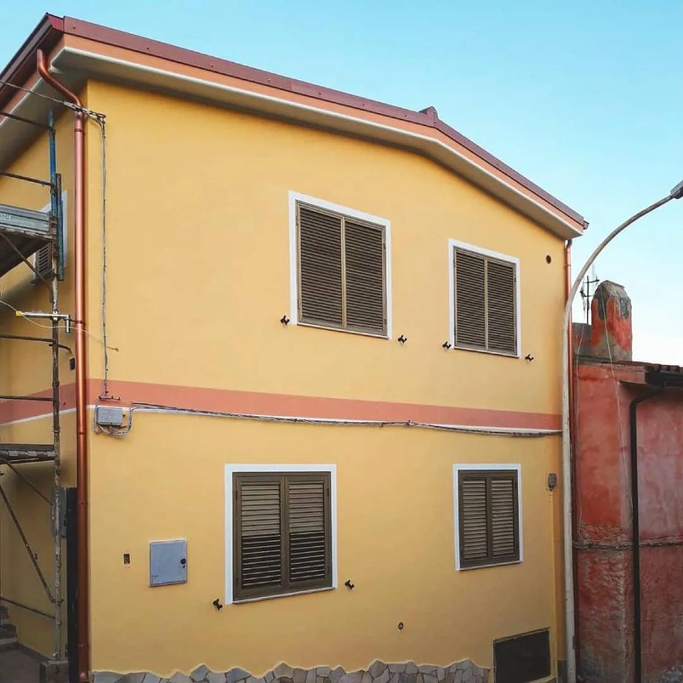 facciata con pittura gialla di una casa su due piani