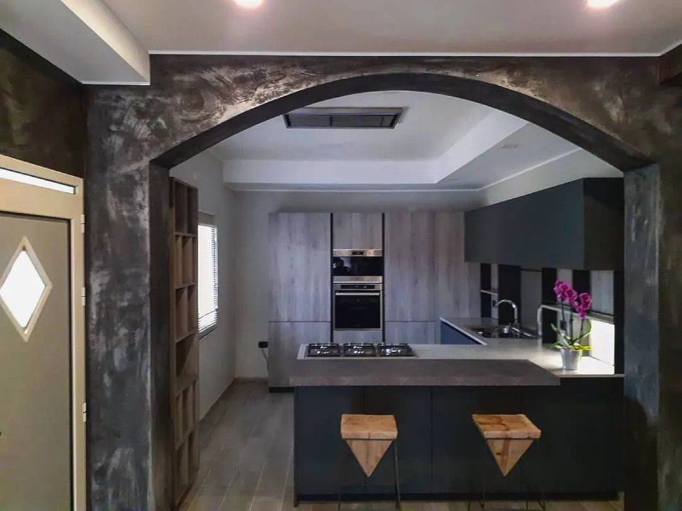 cucina con struttura grigia ad arco in cartongesso