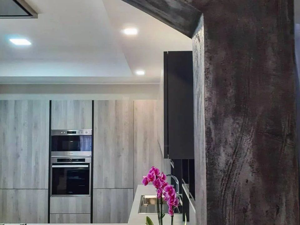 cucina con colonna in cartongesso color grigio antracite