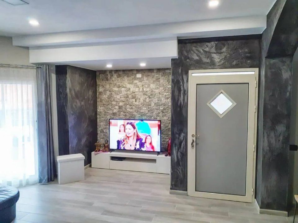 salotto con parete in pietra e contropareti in cartongesso