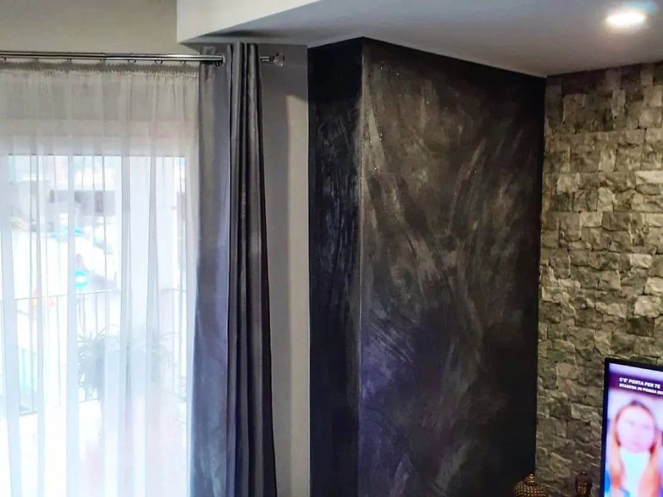 controparete color grigio scuro con finitura sabbiata