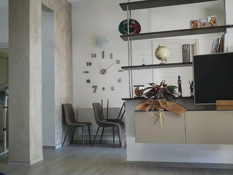 salotto con colonna in cartongesso beige effetto sabbiato