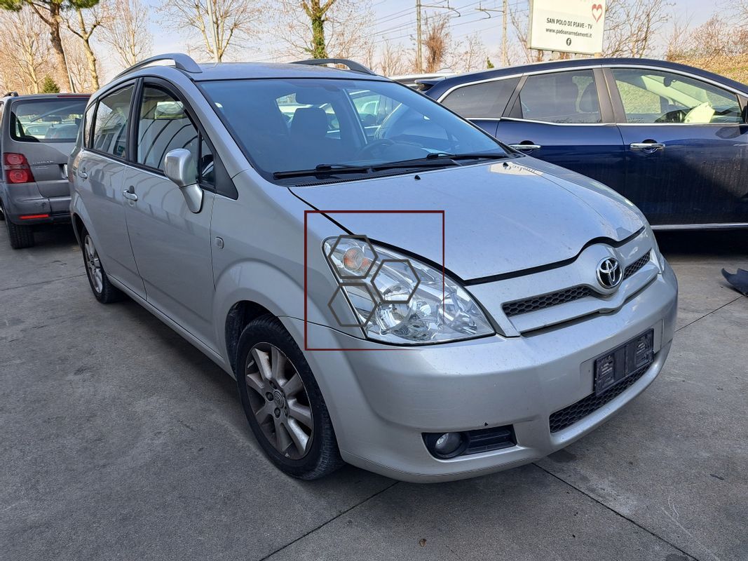 Una toyota corolla argentata è parcheggiata in un parcheggio.