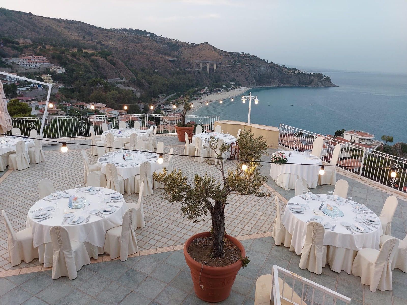 Tavoli e sedie sulla terrazza del ristorante La Tavernetta sul Mare