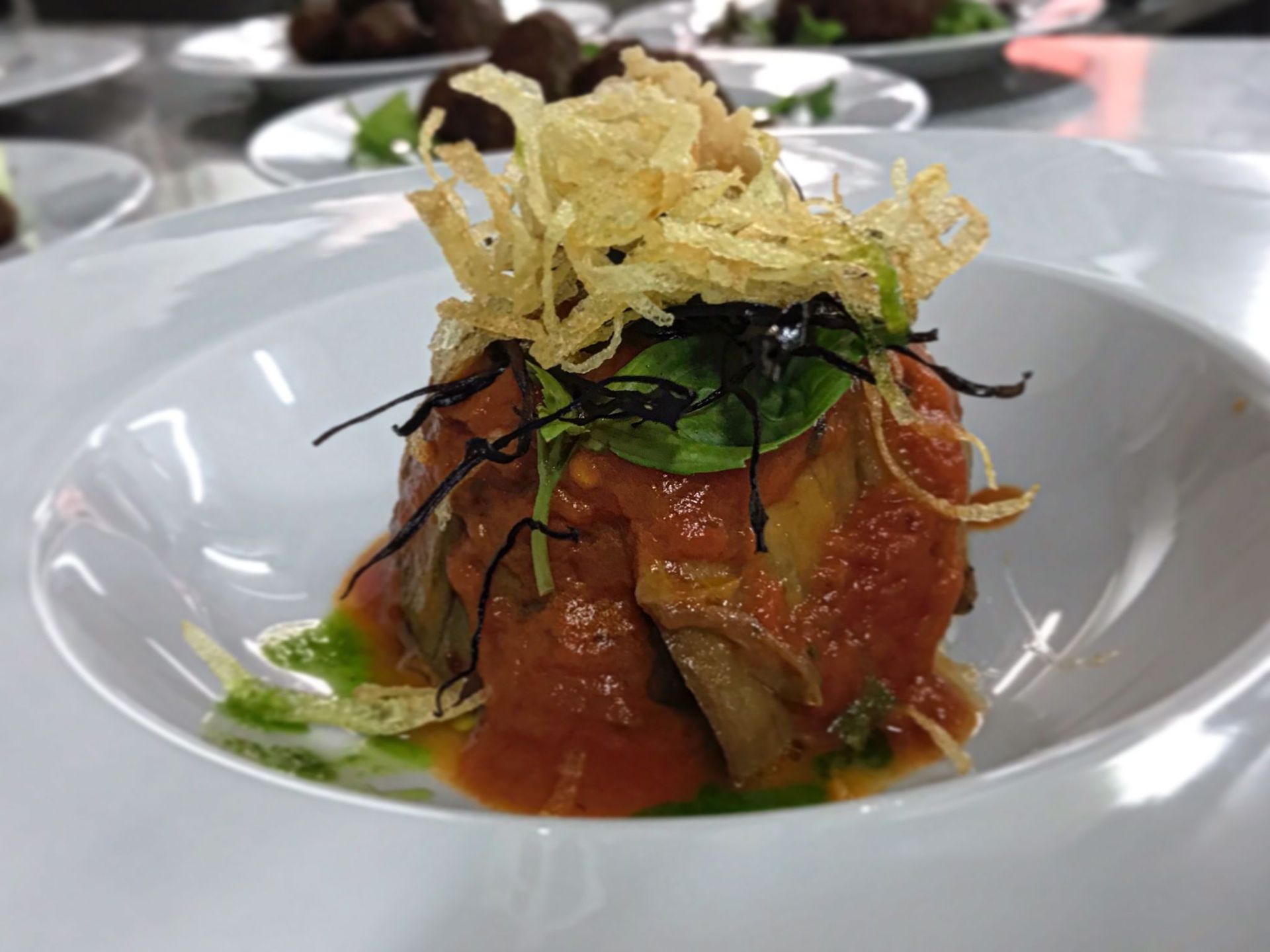 Una ciotola bianca piena di salsa di pomodoro e verdure