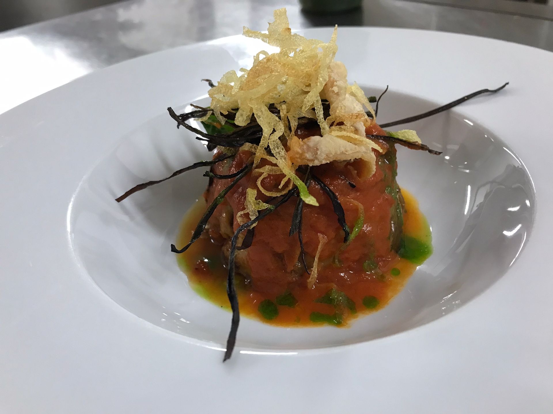 Un primo piano di un piatto di cibo su un tavolo