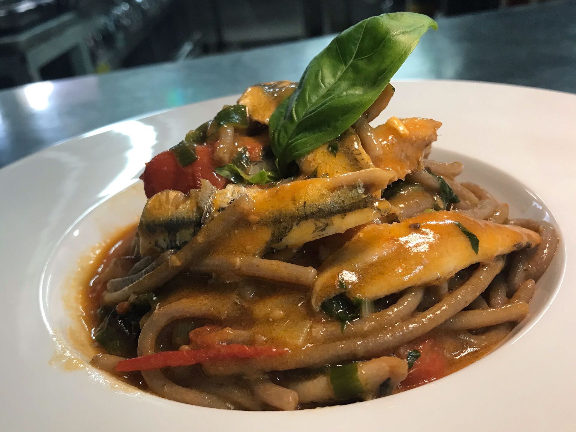 Un primo piano di un piatto di cibo con tagliatelle e salsa