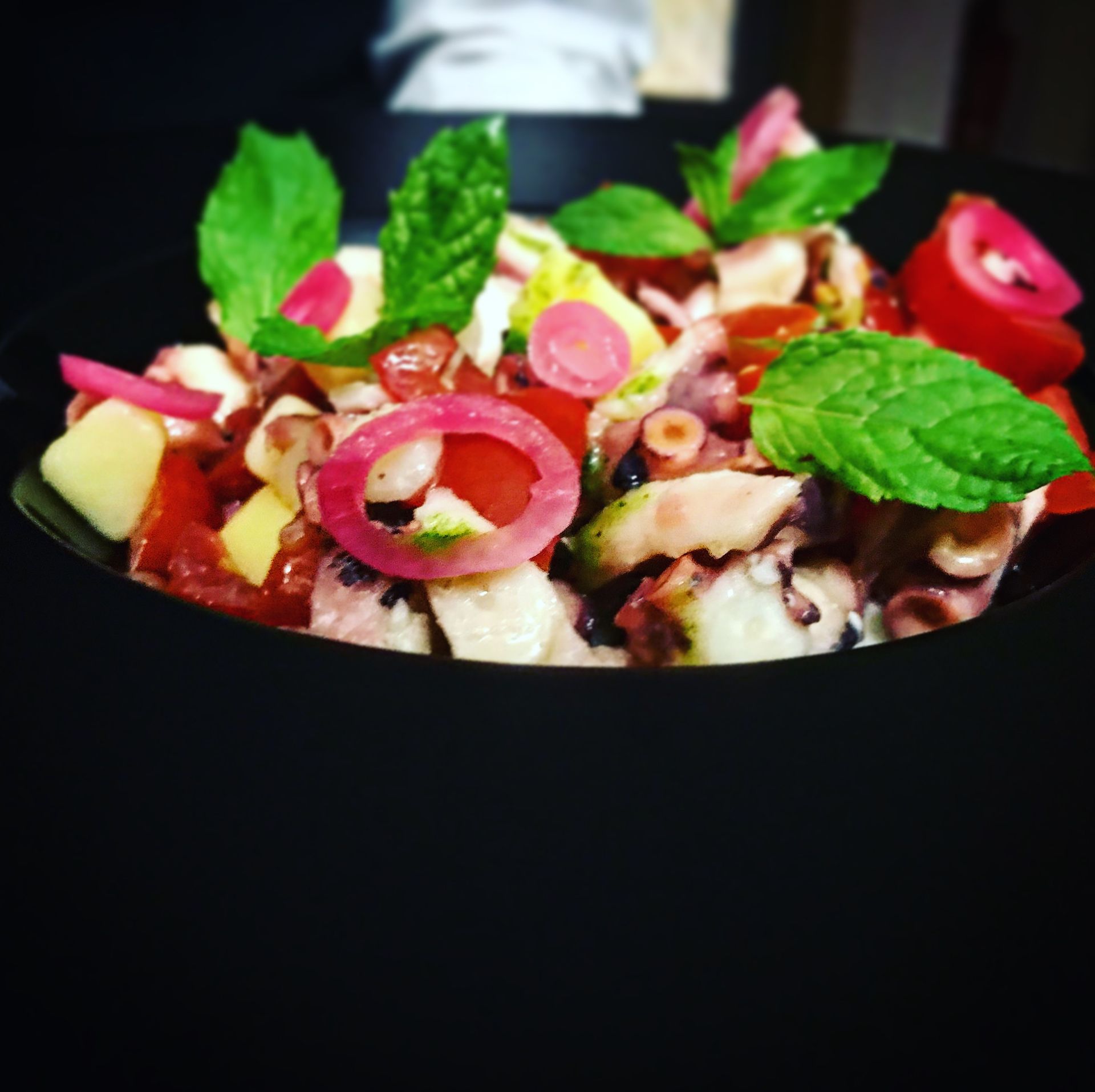 Un primo piano di un'insalata in una ciotola nera