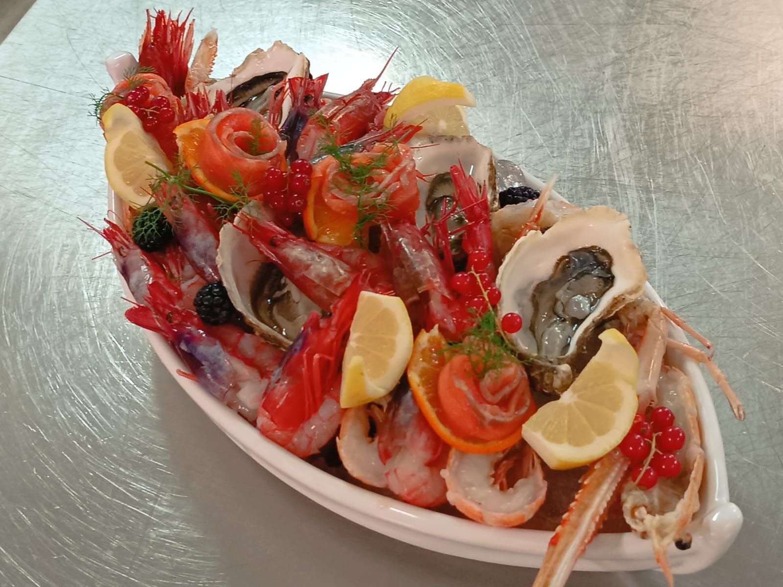 Piatto di gamberi e ostriche alla Tavernetta, ristorante di pesce in provincia di Catanzaro