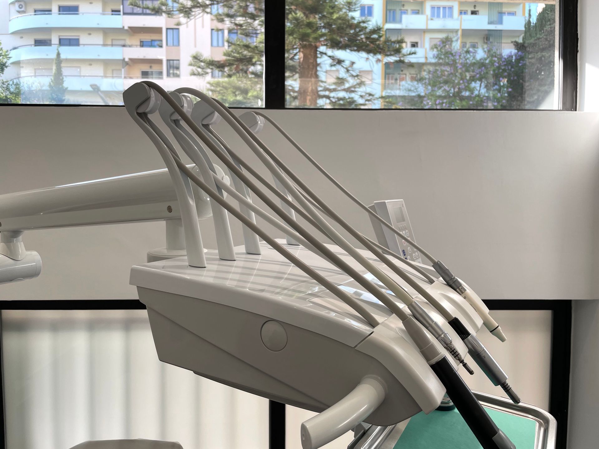 Detalhe de equipamento odontológico na clínica Greenmed.